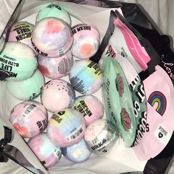 ONLY 1 LEFT🎄🎁Beauty Mystery Box⛄️🎅🏻 - Picture 8 of 8